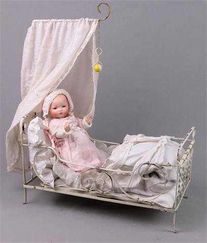 Armand Marseille Puppenbaby im Bettchen