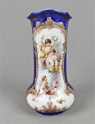Majolika Vase mit Putten  1920er Jahre
